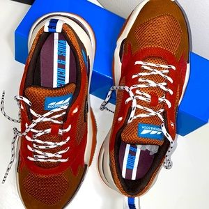 Super fashionable sneakers. They go perfectly with jeans 👖 and plain T-Shirts.